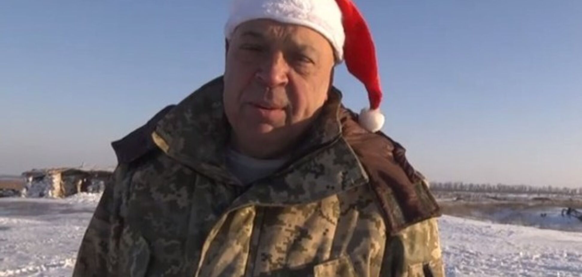 Москаль в шапочке Санта-Клауса пожелал, чтобы боевики бежали в свою РФ: видео пламенной речи