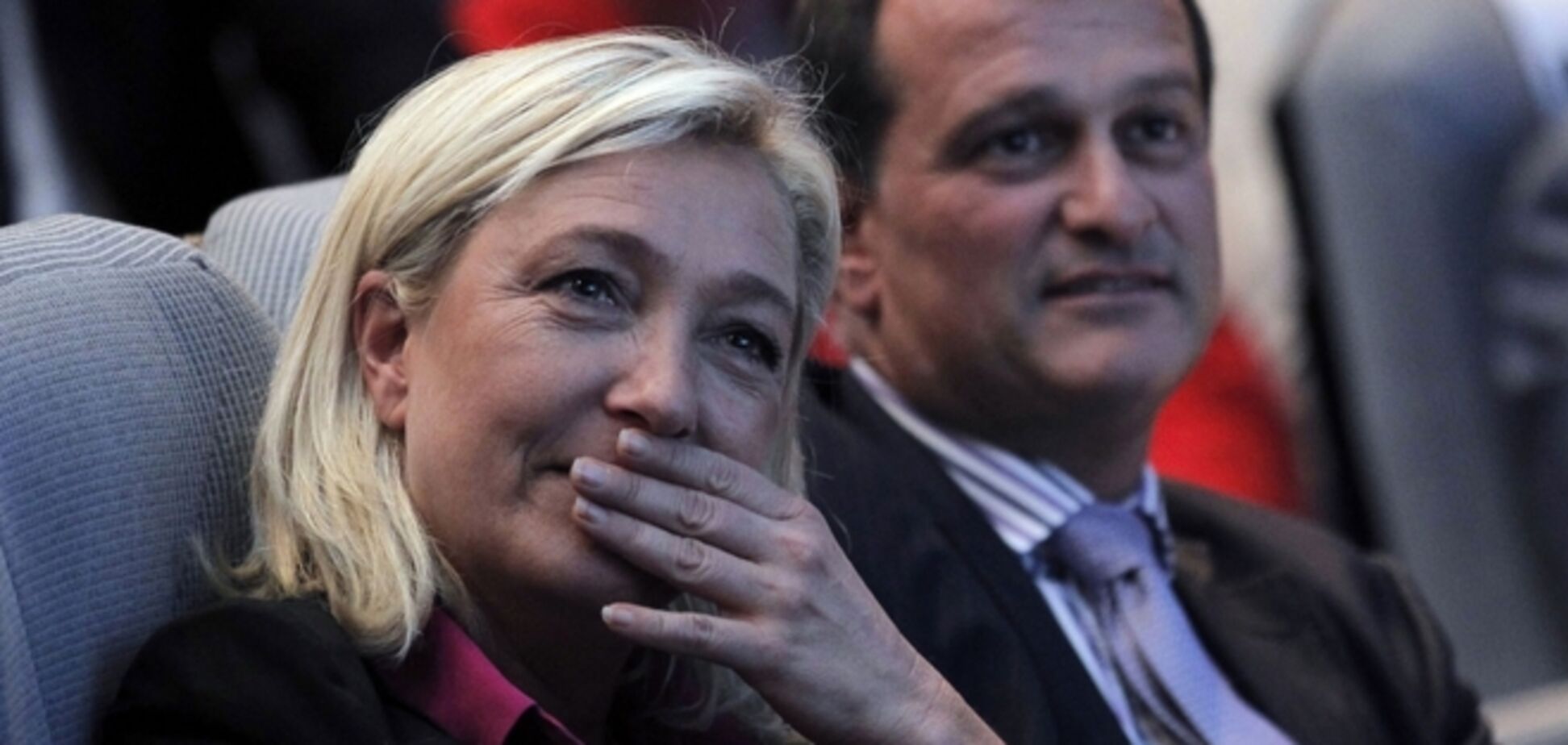 Спутнику лидера французских ультпраправых подсыпали слабительного в вино перед пресс-конференцией