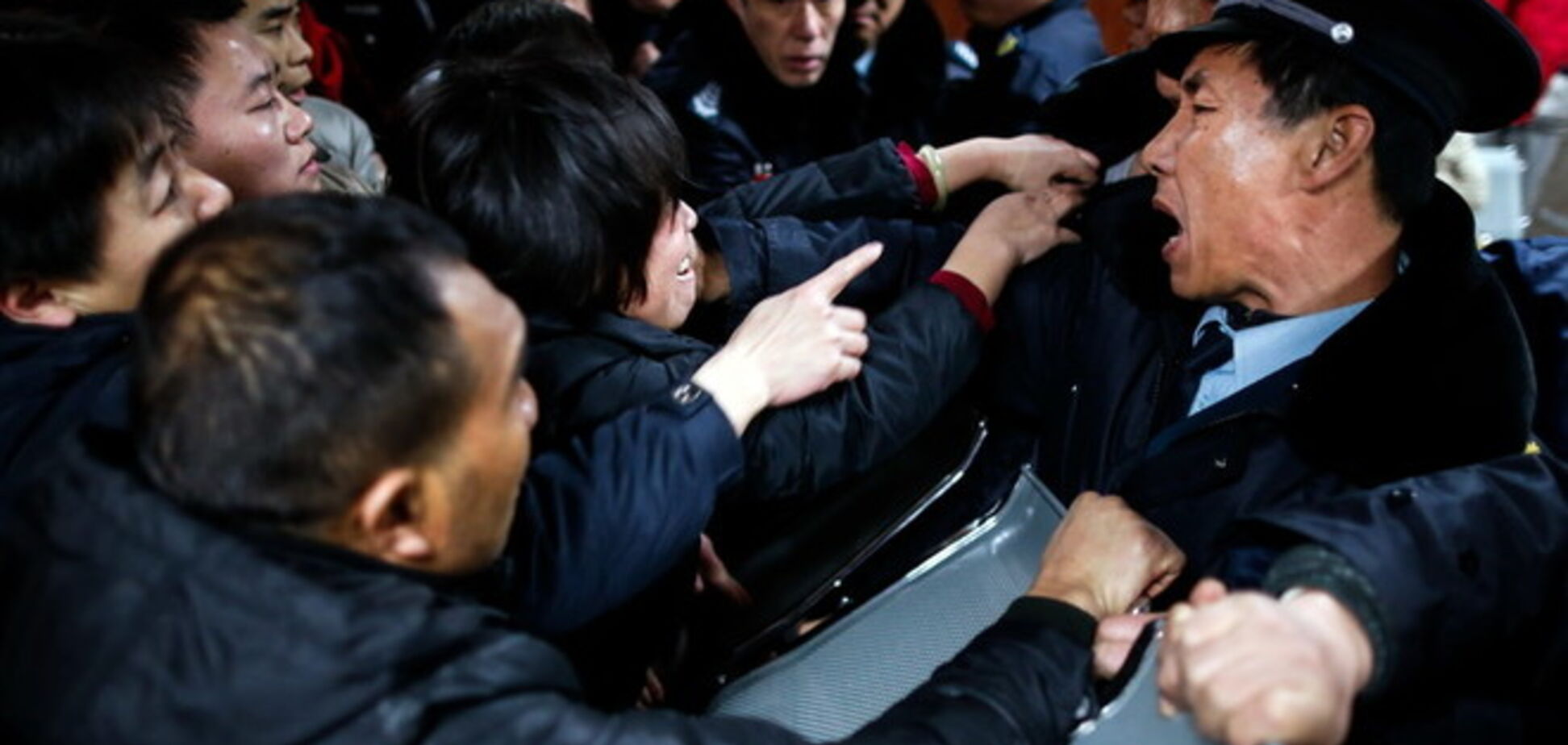 В Шанхае из-за фальшивых денег под Новый год погибли 48 человек: фото и видео трагедии