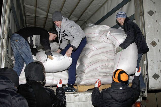 Жители Донбасса получат 300 тонн гумпомощи от Казахстана
