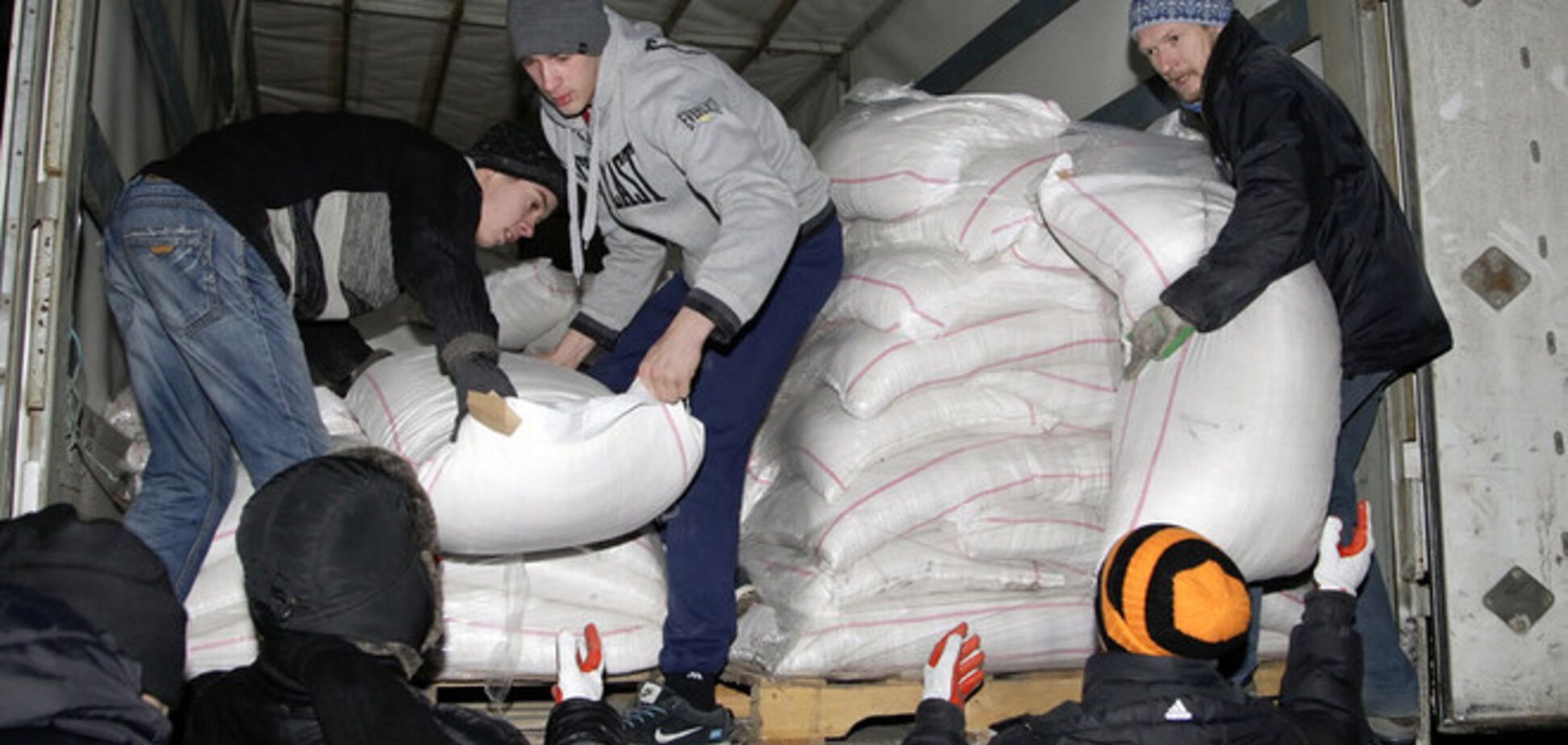 Жители Донбасса получат 300 тонн гумпомощи от Казахстана