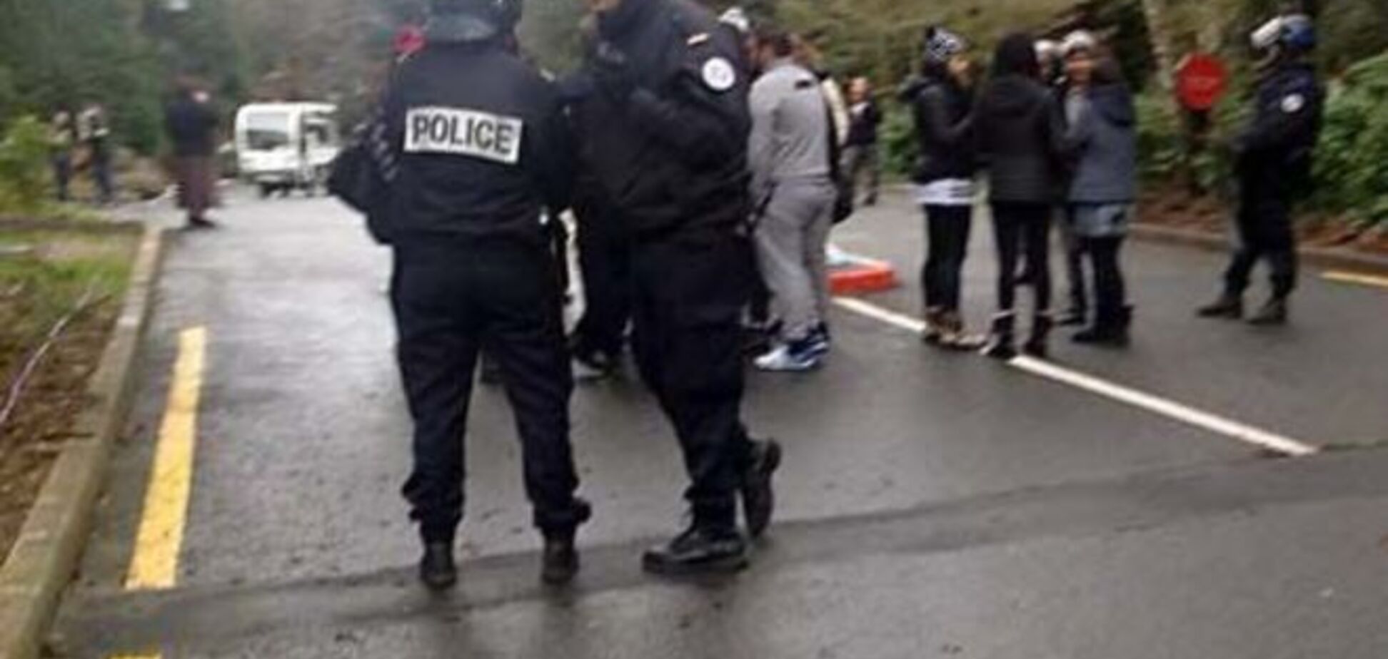 В парижском Диснейленде началась паника из-за автоматчика: фото с места событий
