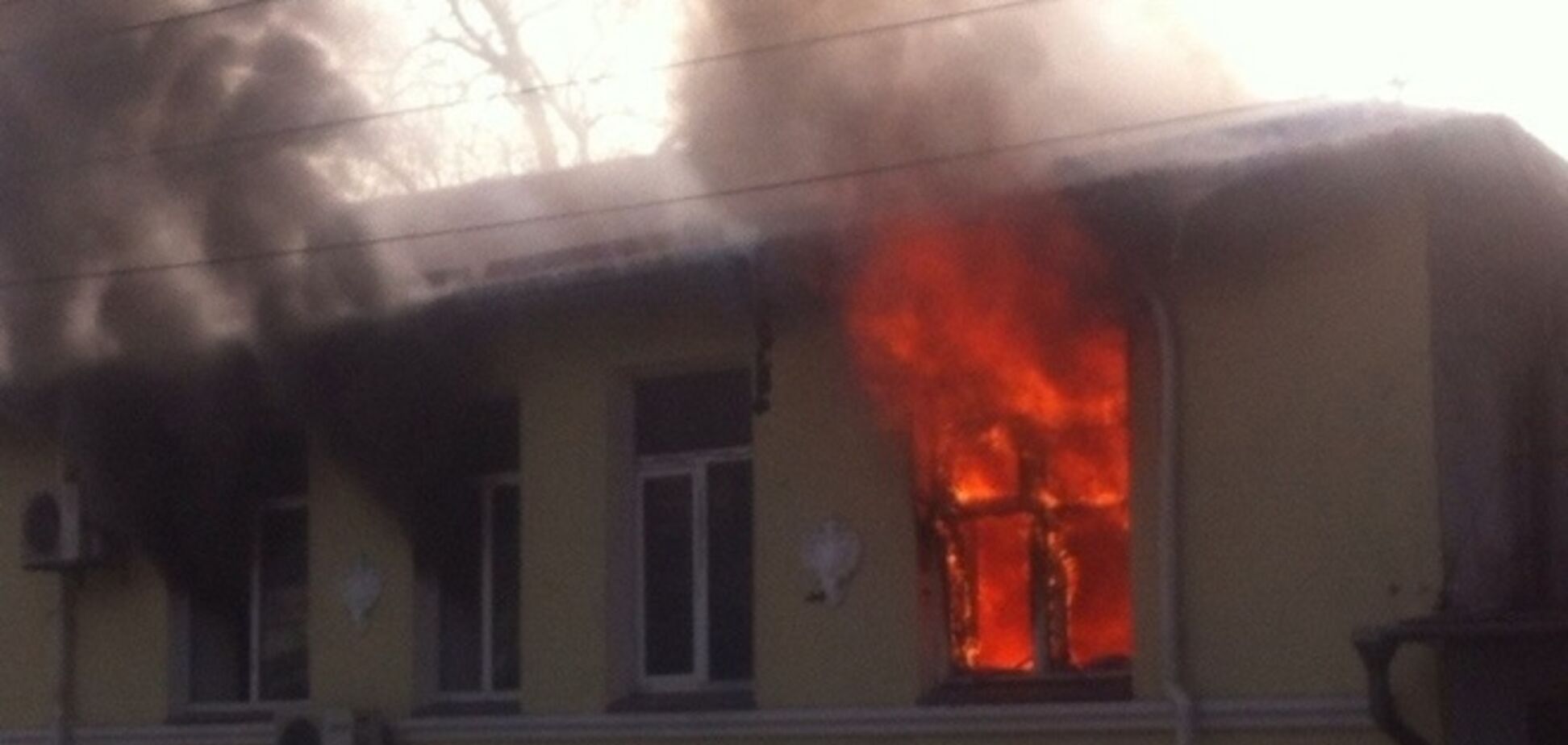 В Ялте пылало здание горуправления милиции: фото и видео с места событий