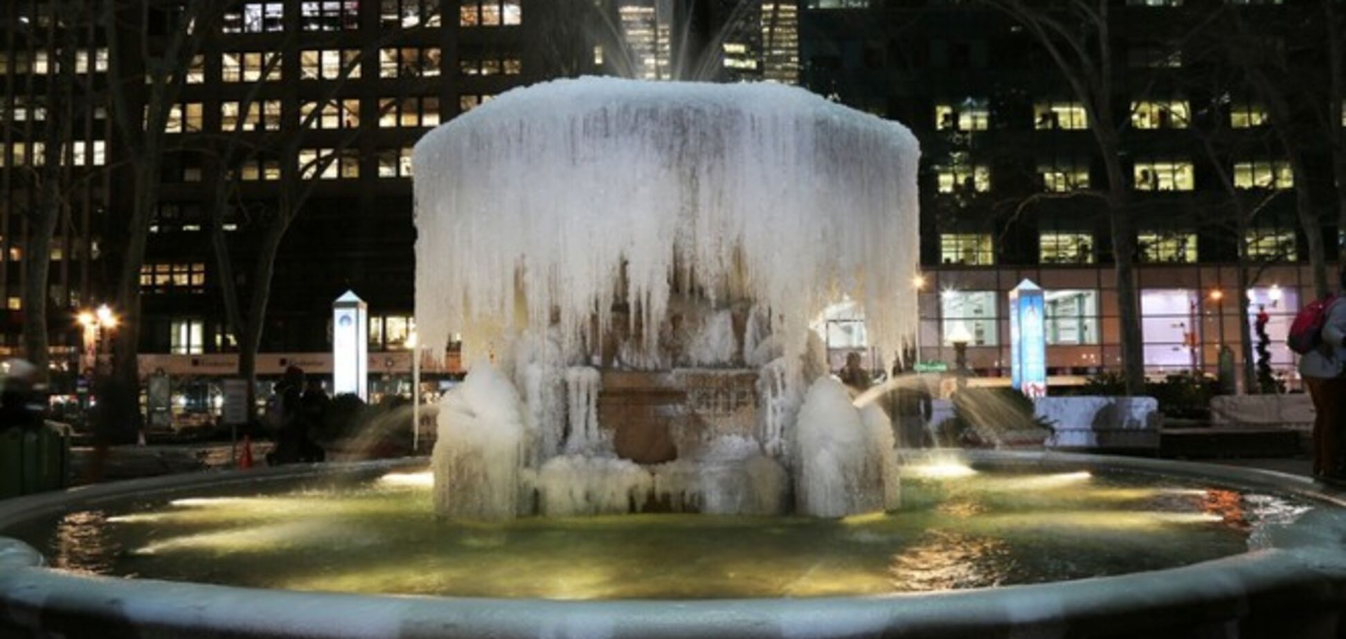 В Нью-Йорке работающие фонтаны превратились в сосульки: опубликованы фото