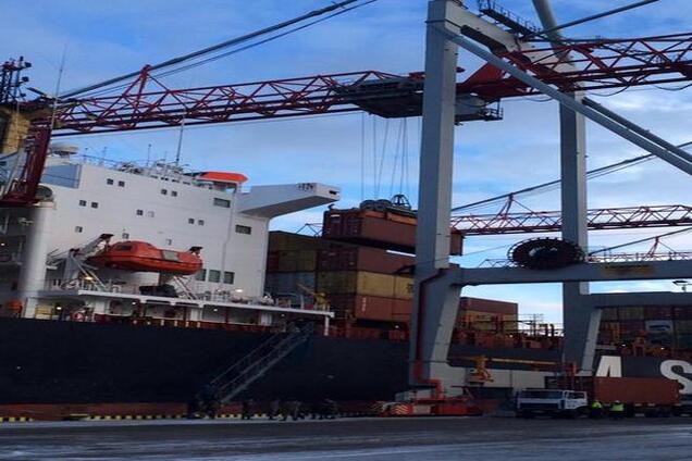 В Одессу прибыл корабль с канадской гуманитаркой для армии: фото и видео разгрузки