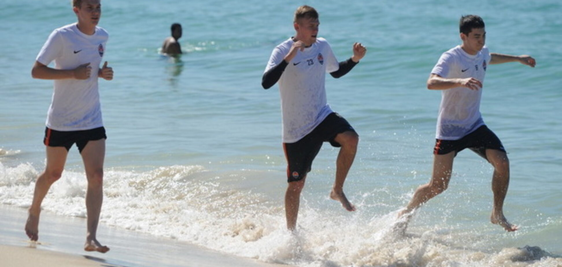 'Шахтер' потренировался на бразильском пляже: опубликованы яркие фото