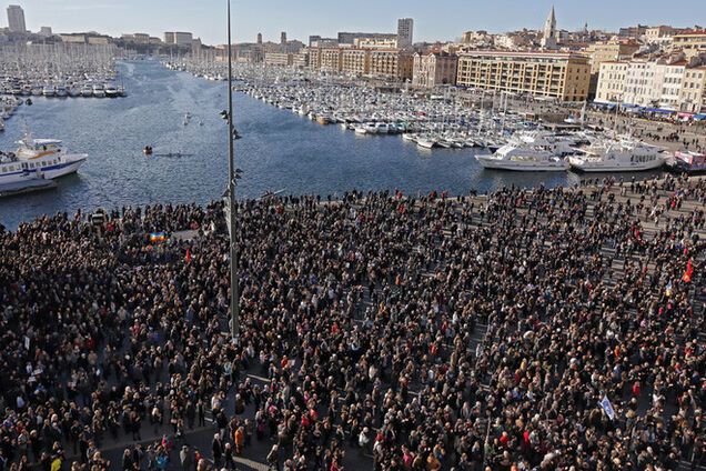 По Франции прошли масштабные шествия в память жертв теракта Charlie Hebdo: опубликованы фото и видео