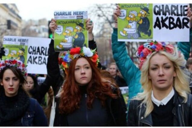 Charlie Akbar! Femen с карандашами-автоматами вышли на Марш единства в Париже: фотофакт