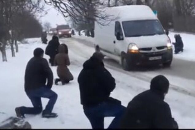 Мешканці Львівщини, стоячи на колінах у снігу, прощалися з 'кіборгом': несамовите відео