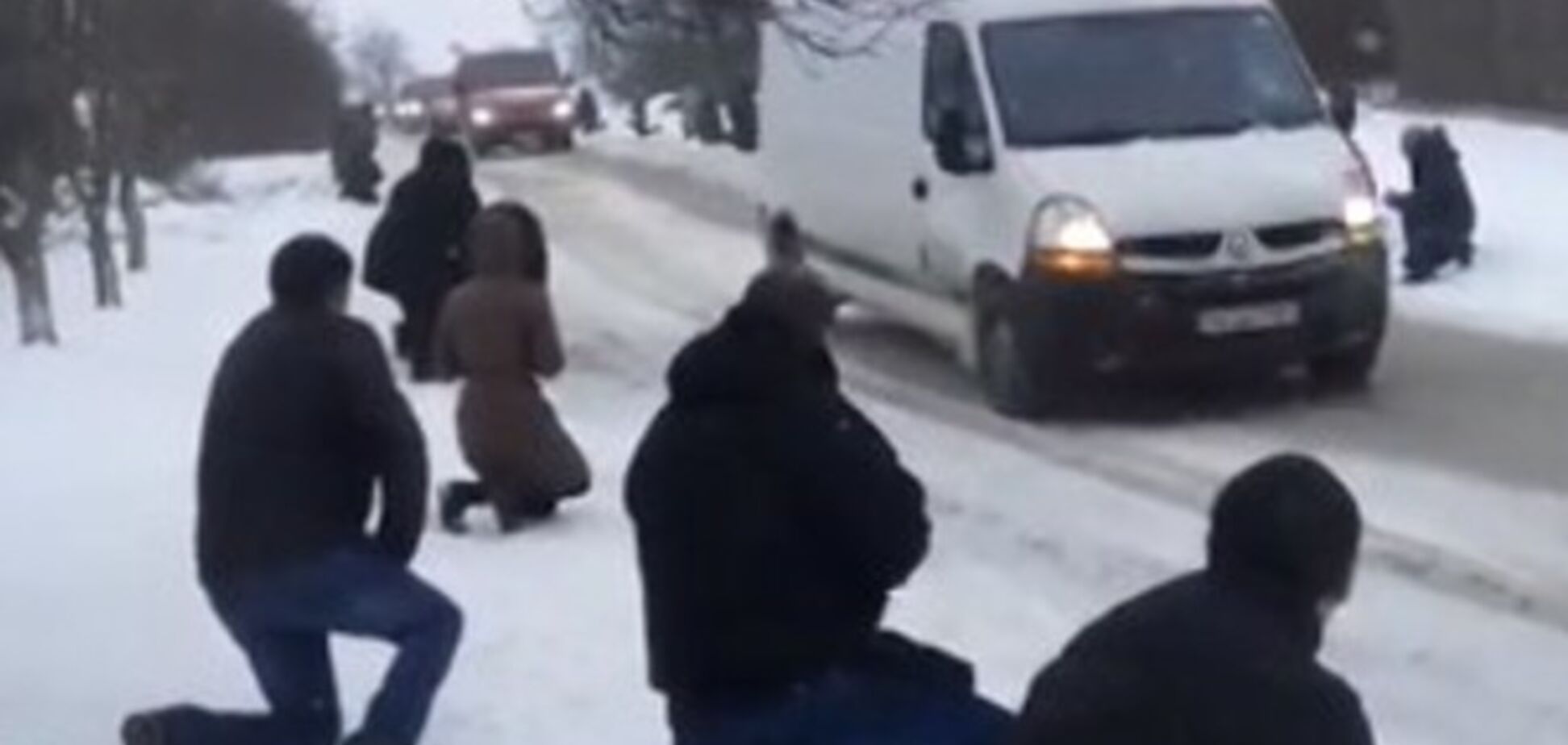 Жители Львовщины, стоя на коленях в снегу, прощались с 'киборгом': душераздирающее видео