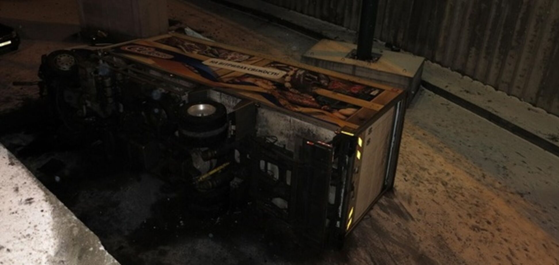 В Киеве с Южного моста сорвался грузовик