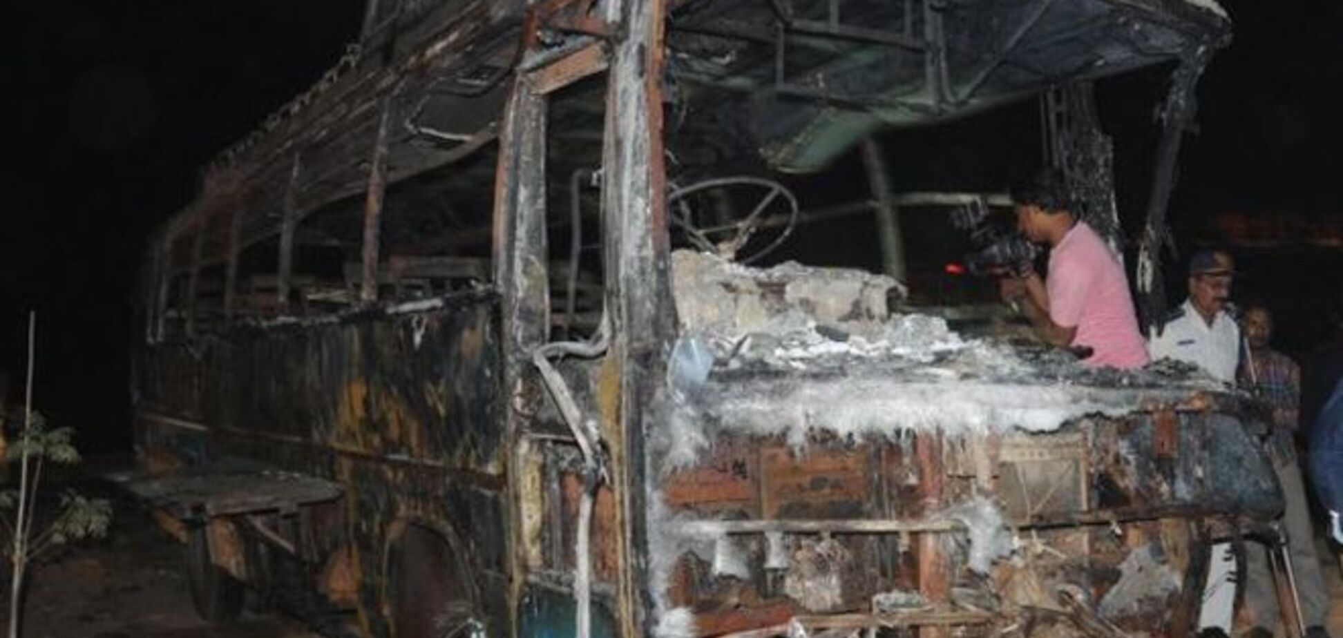 В жутком ДТП в Пакистане заживо сгорели около 60 человек: фото с места трагедии