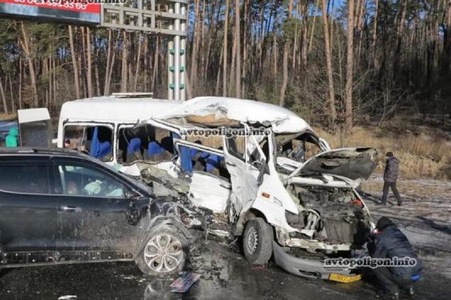Под Киевом маршрутка с пассажирами попала в ДТП, есть погибший