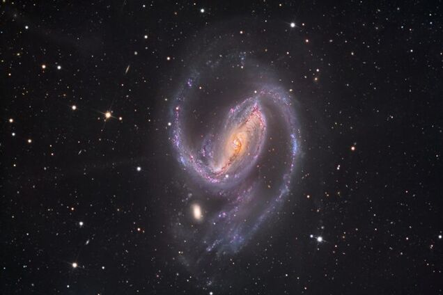Запечатлена спиральная галактика с сердцевиной из черной дыры