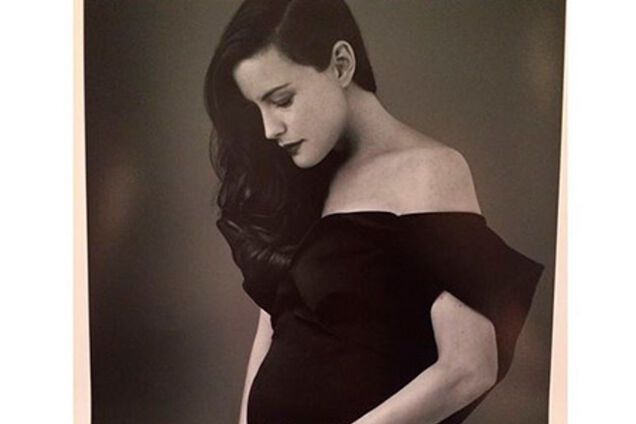 Беременная Лив Тайлер позирует художнице