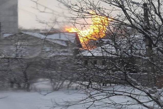 В Донецке из-за попадания снаряда воспламенился газопровод: опубликованы фото и видео