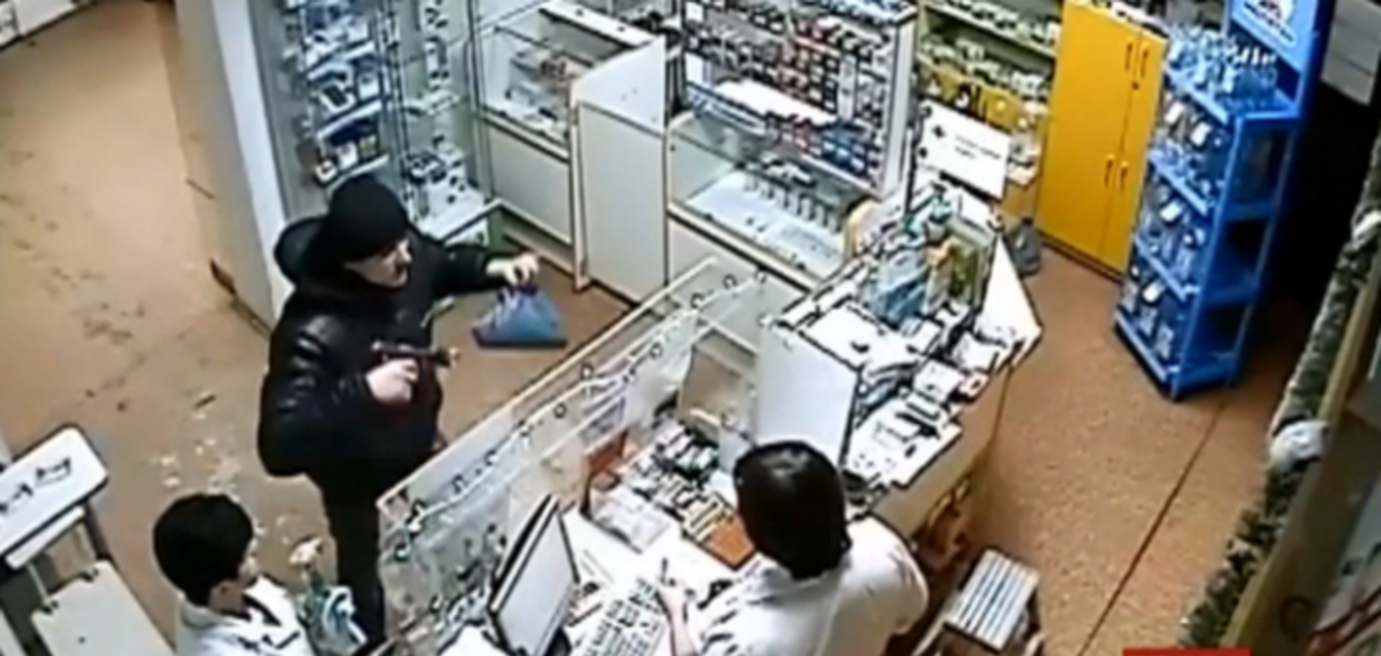 Во Львове провизор отбила кассу у вооруженного грабителя: видео инцидента