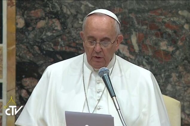 Папа Франциск напомнил дипломатам о проблеме 'близкой нам Украины'