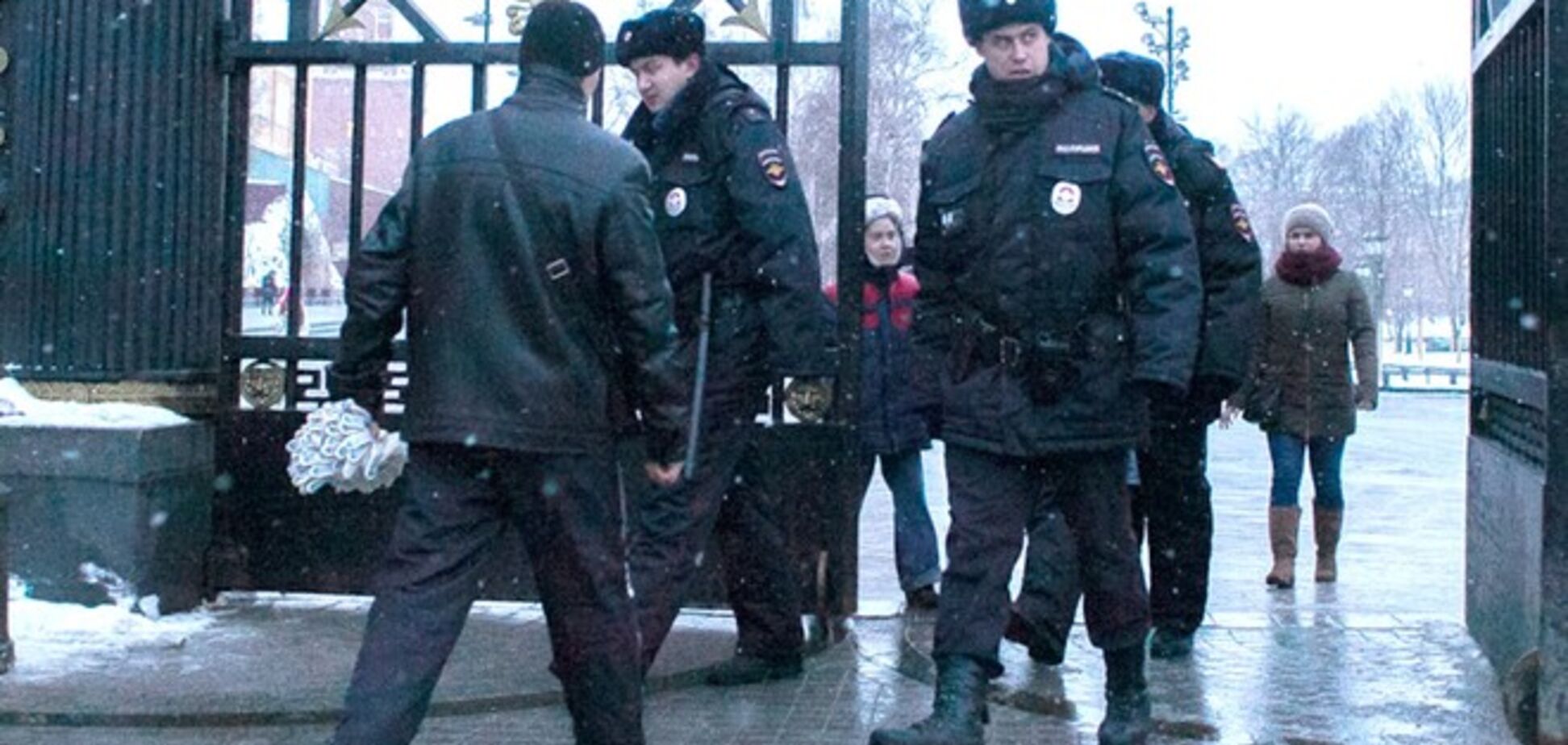 У стен Кремля мужчина облил себя бензином и пригрозил самосожжением: опубликованы фото