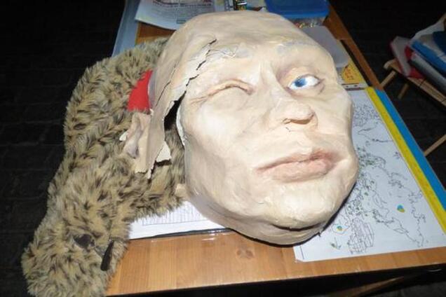 Россиянка разбила голову 'Путина' на пражском Евромайдане. Фотофакт