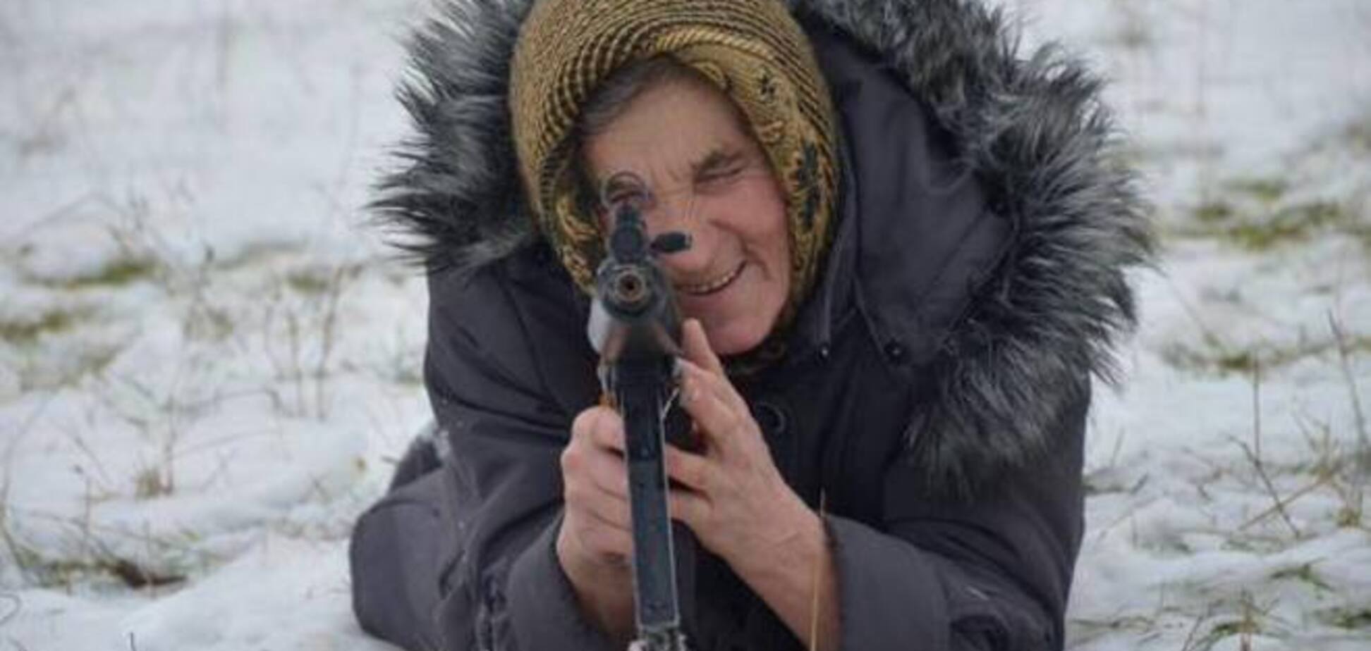 У мережі з'явилися фото української пенсіонерки з автоматом на військових навчаннях