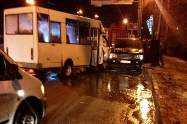 В Донецке террористы в лобовую протаранили маршрутку с пассажирами