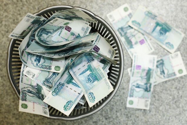 Российская валюта резко подешевела на открытии торгов