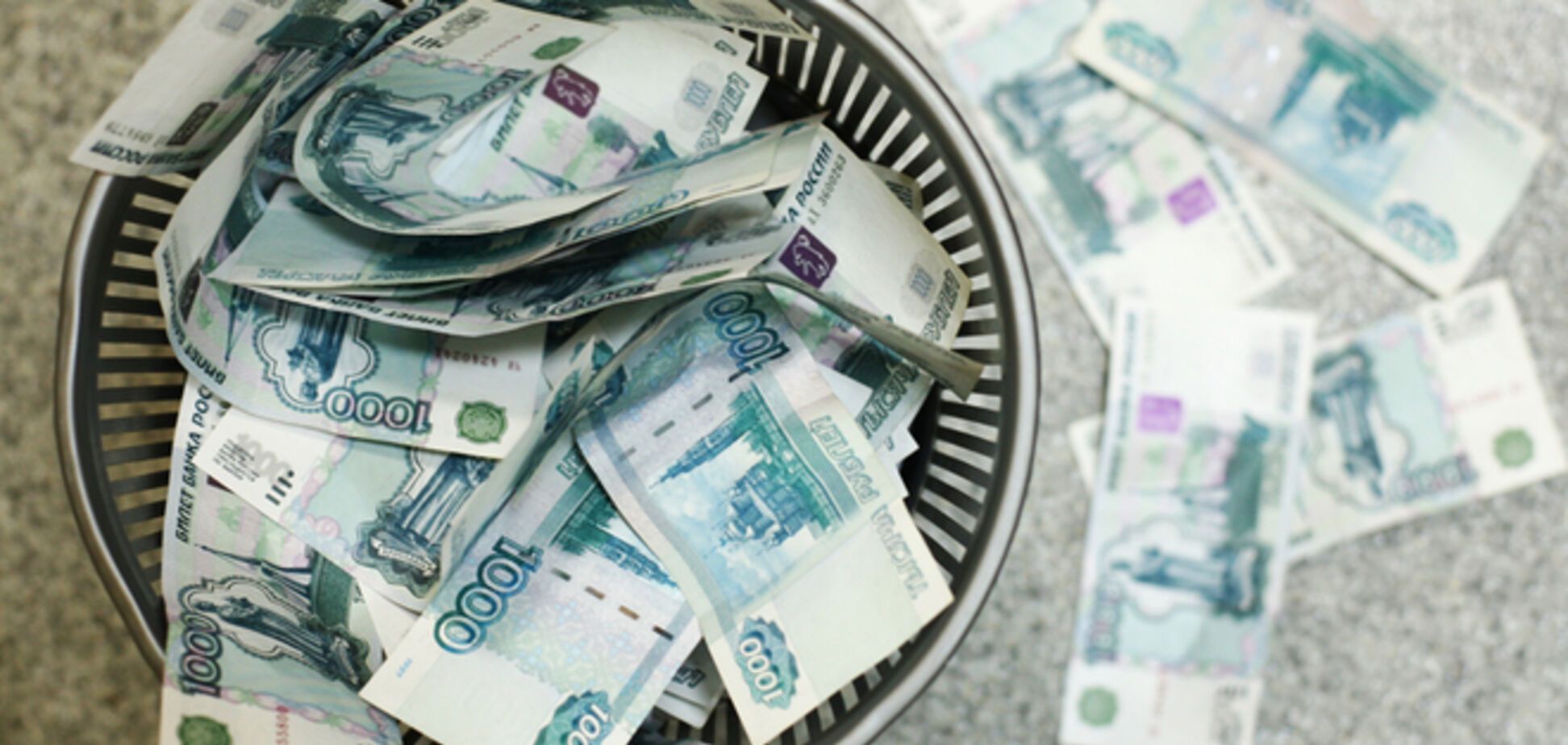 Российская валюта резко подешевела на открытии торгов