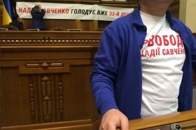 Нардепы Тимошенко пришли в Раду в белых футболках с надписью 'Свободу Надежде Савченко': опубликовано фото