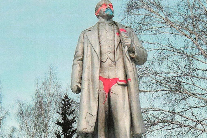 В России Ленина облачили в красные плавки, а на спине написали 'I love NY': фотофакт