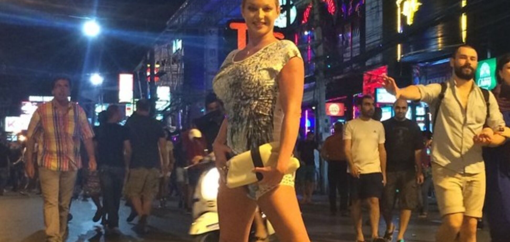 Волочкова устроила танцы с трансвеститами в Таиланде