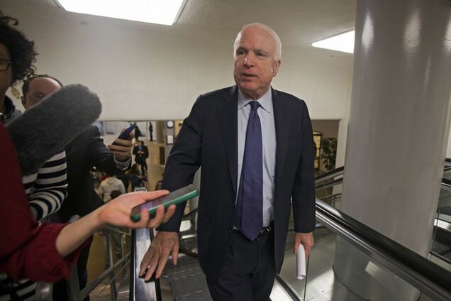 'Вы не можете стрелять с помощью долларов': Маккейн призвал США дать Украине оружие