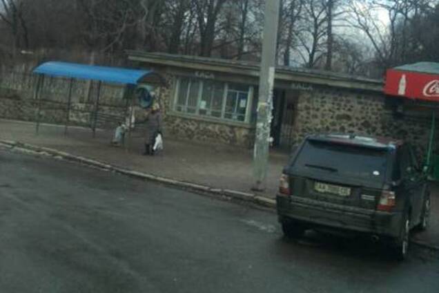 Джип на полтора часа заблокировал движение троллейбусов в Киеве: фотофакт