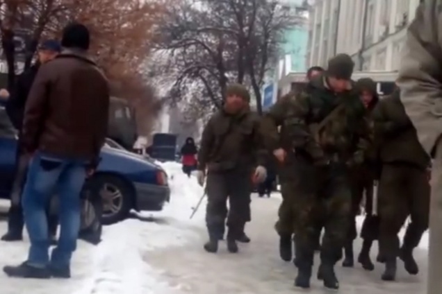 'Луганские террористы' ходят по городу с эксклюзивным оружием российской армии: видеофакт