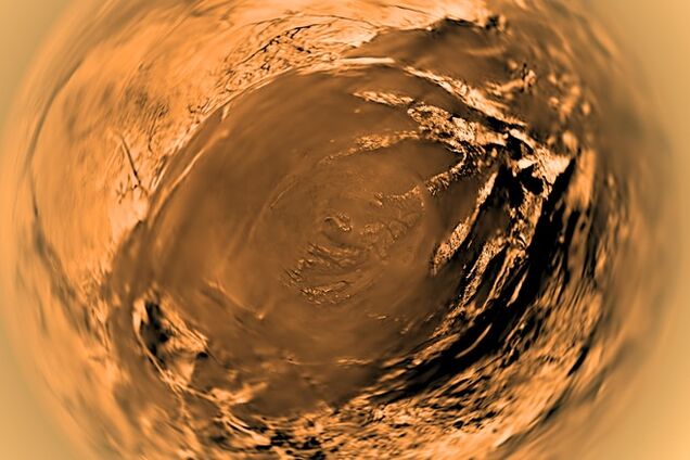 С помощью 'рыбьего глаза' засняли спутник Сатурна Титан