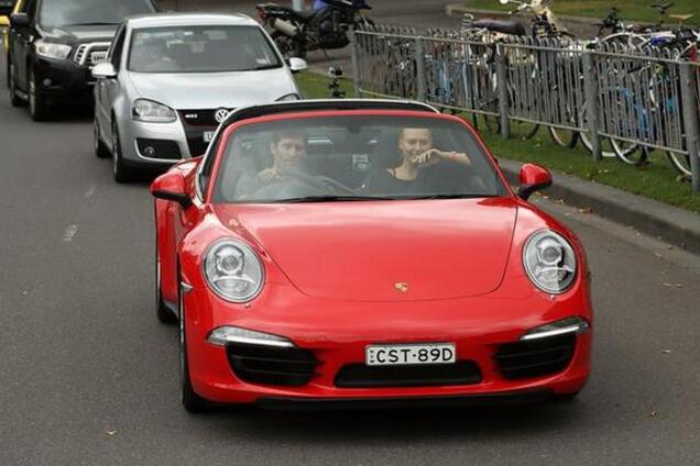 Знаменитый гонщик Формулы-1 покатал Шарапову на своем 'Порше'