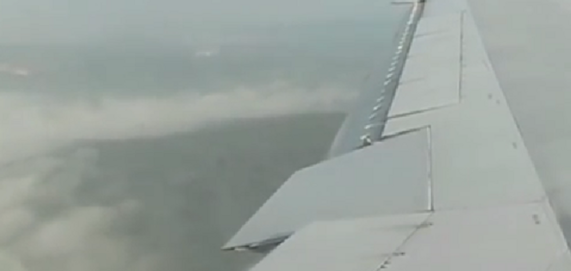 Над Австралией пассажиры самолета сняли на видео НЛО