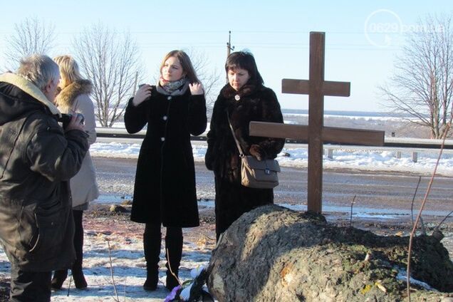 На місці теракту під Волновахою встановили пам'ятний хрест: опубліковано фото