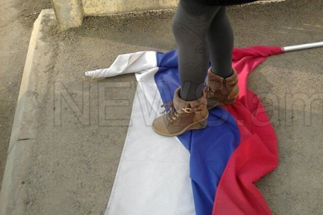 Участники антироссийского шествия в Армении поглумились над флагом РФ: опубликованы фото и видео