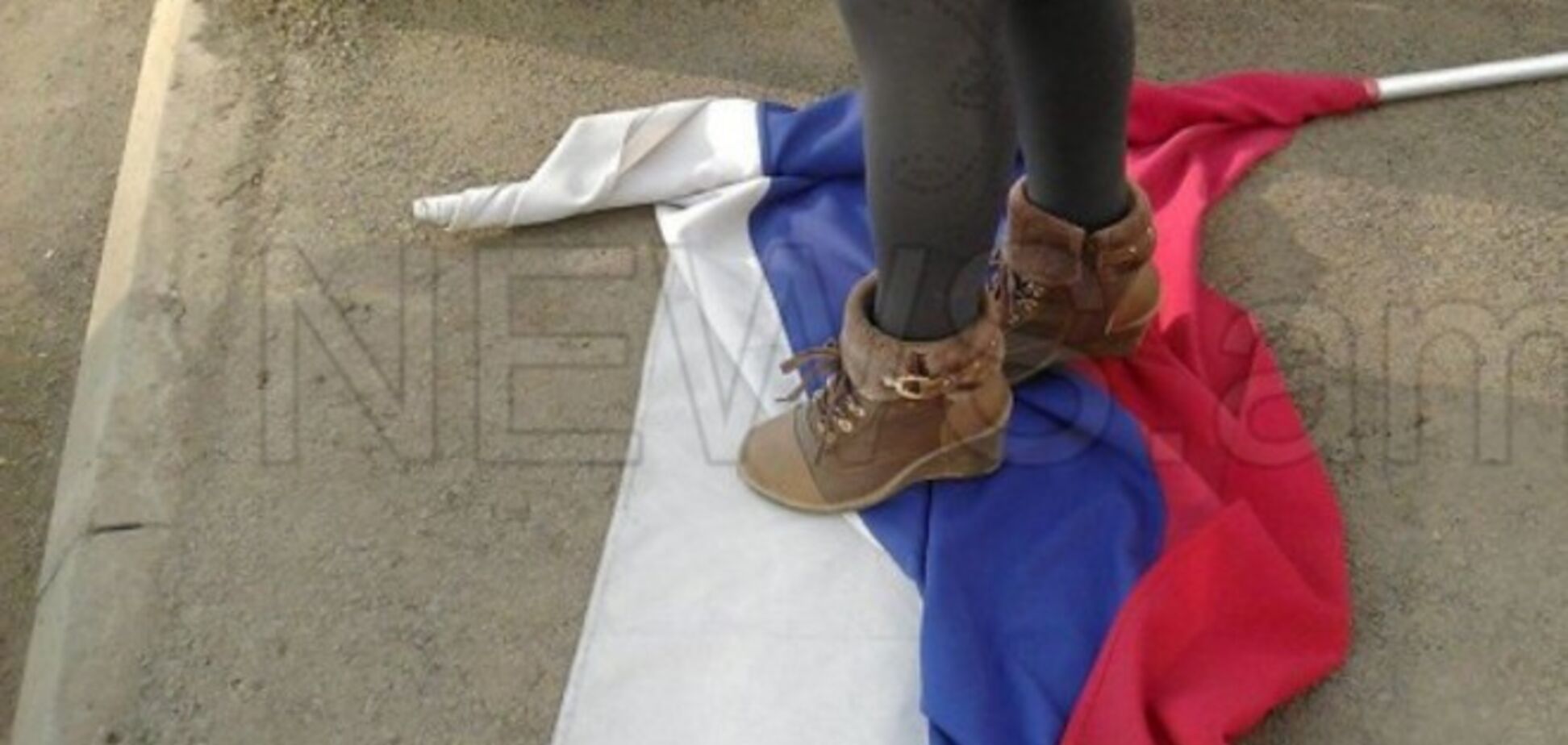 Учасники антиросійської ходи у Вірменії поглумилися над прапором РФ: опубліковано фото і відео