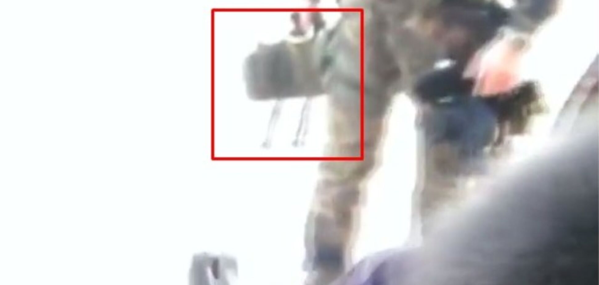 Пропагандисты Кремля превратили сумку в руках украинского бойца в мину: видео-разоблачение