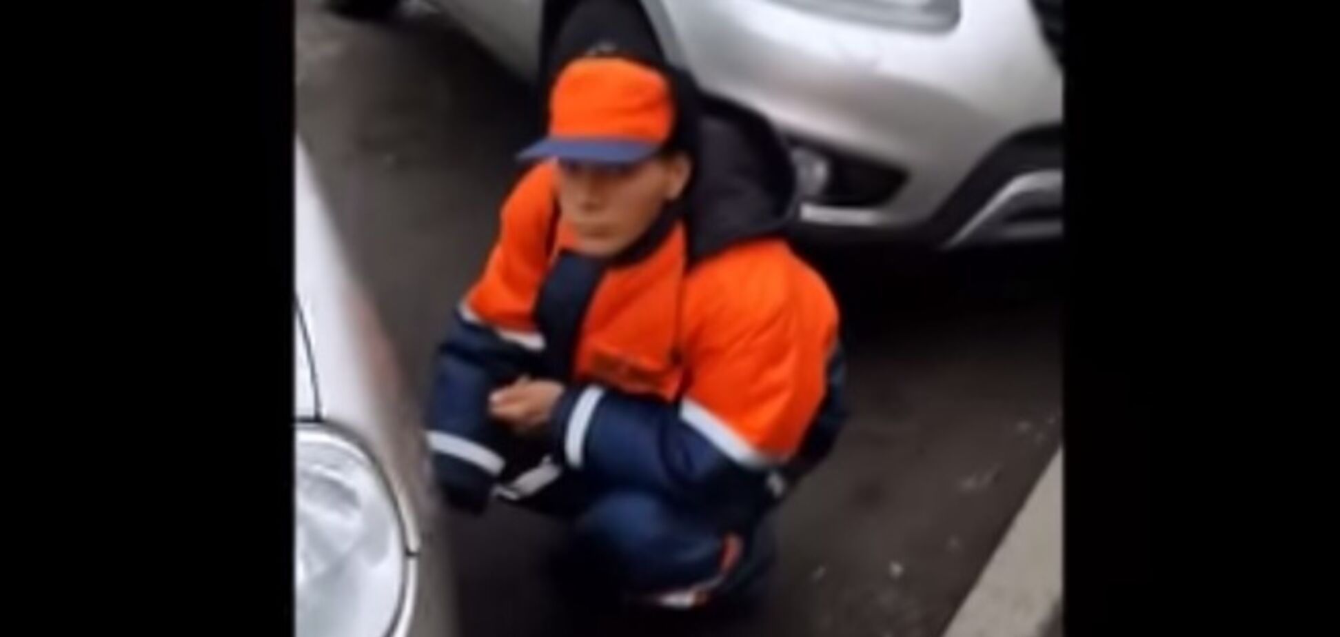 В Киеве 'маньяк'-парковщик спускает колеса: видеофакт