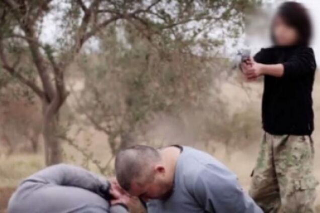 Исламисты распространили шокирующее видео, на котором ребенок казнит двоих российских шпионов