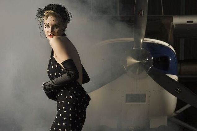 Рената Литвинова: самолет, вуаль и жемчуга