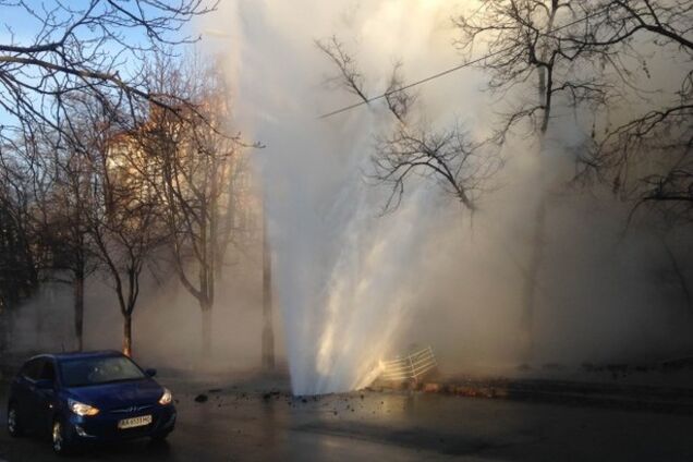 В Киеве посреди улицы забил 10-метровый 'гейзер': опубликованы фото