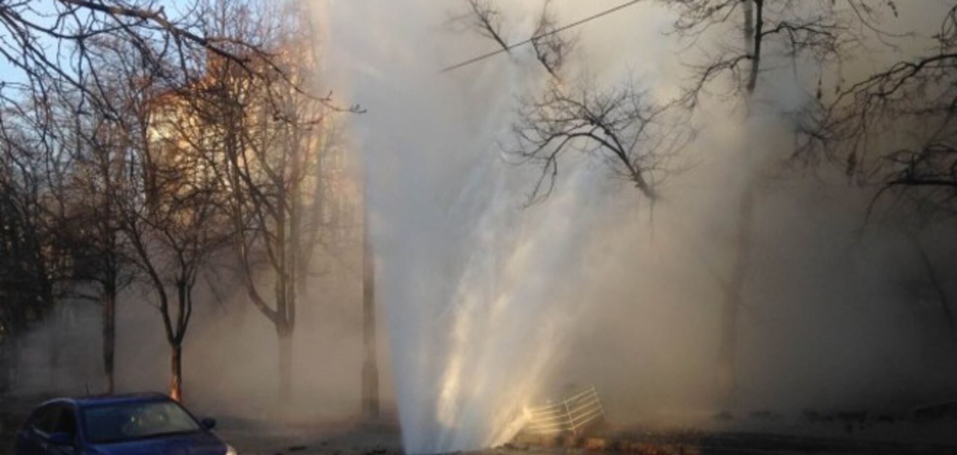 В Киеве посреди улицы забил 10-метровый 'гейзер': опубликованы фото