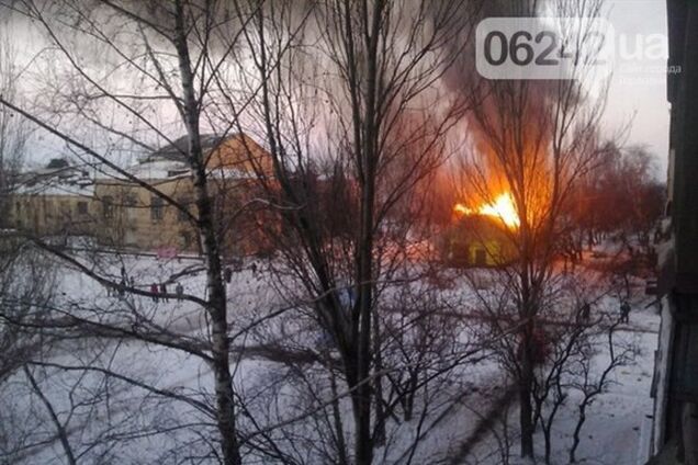При обстреле боевиками Горловки сгорел магазин: фото и видео пожара