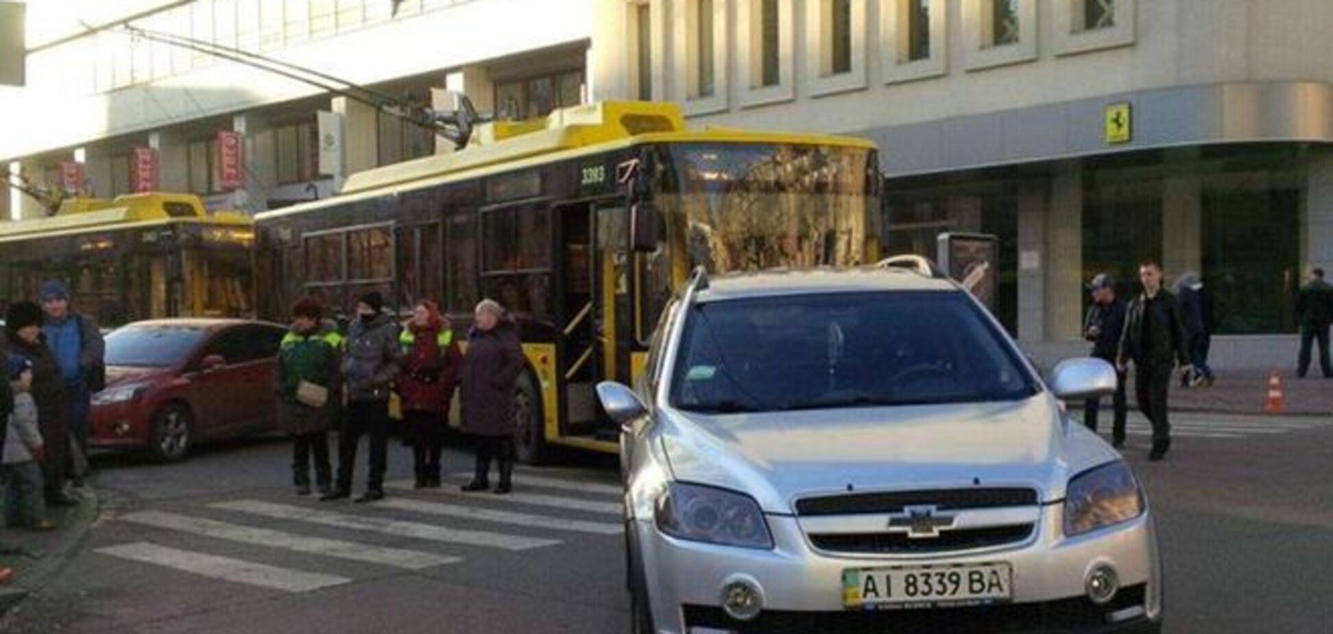 В Киеве водитель припарковал джип посередине дороги: в пробке застряли 7 троллейбусов