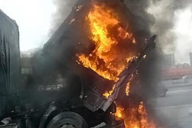 На Луганщині вантажівка сил АТО підірвалася на фугасі, два бійці поранені