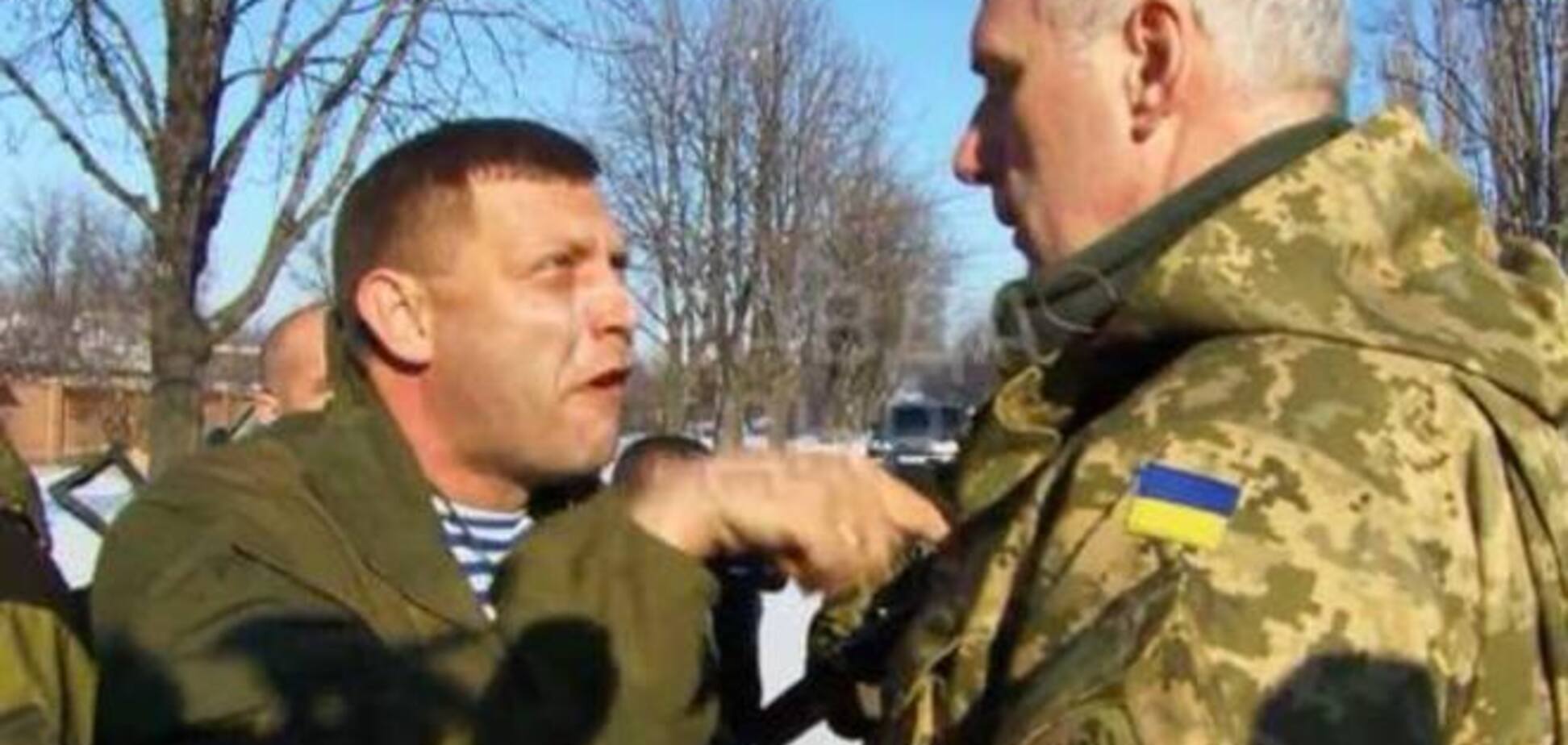'Истеричка' Захарченко с матами набросился на офицера АТО: видео из района донецкого аэропорта